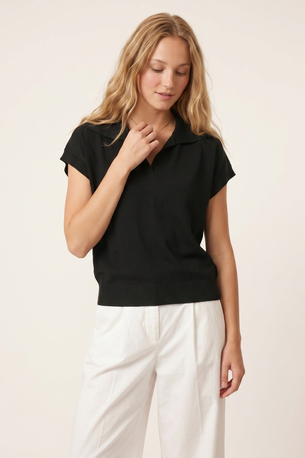 Maglia nera a collo polo in maglia fine con orlo a coste e vestibilità regolare