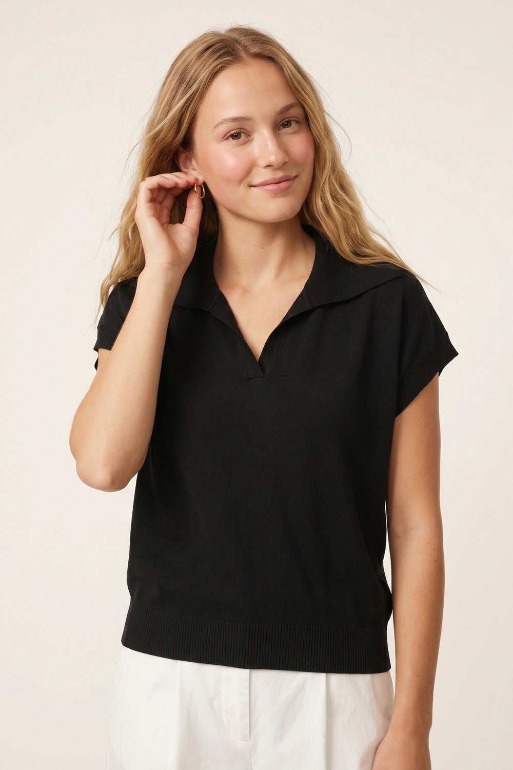 Maglia nera a collo polo in maglia fine con orlo a coste e vestibilità regolare