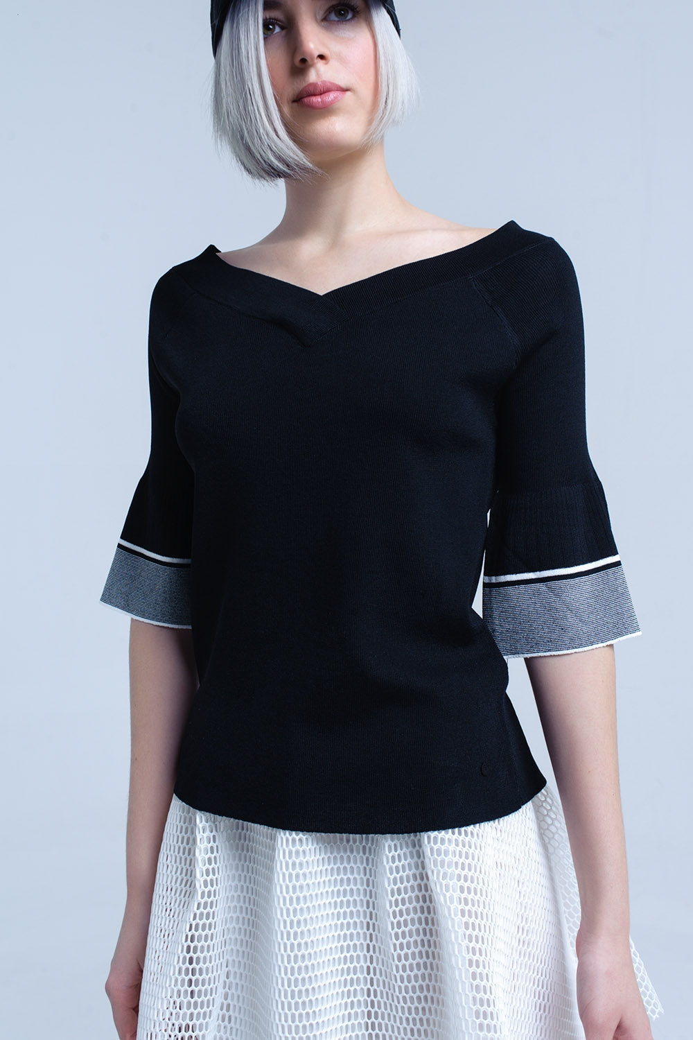 Maglia nera con manica a campana