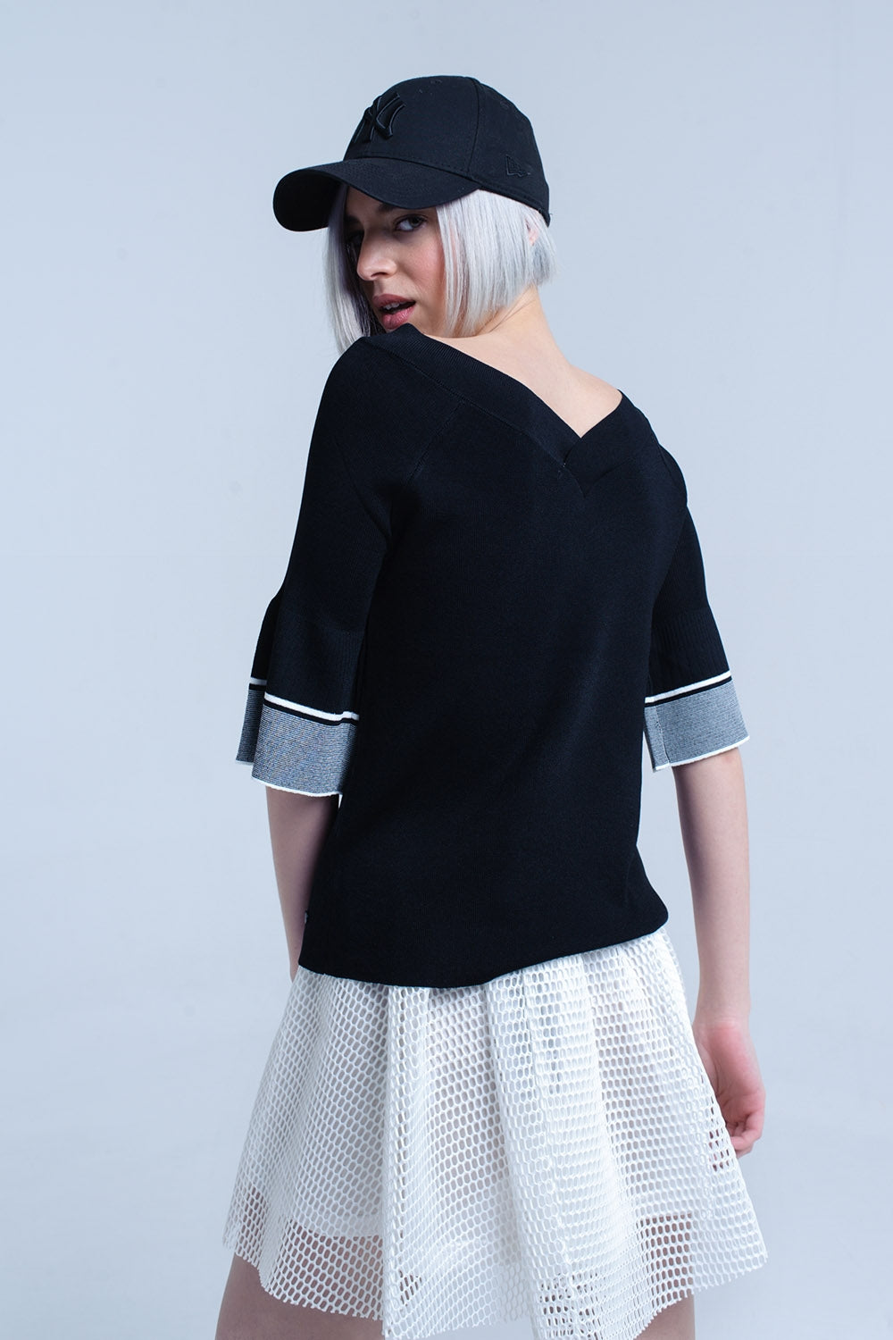 Maglia nera con manica a campana