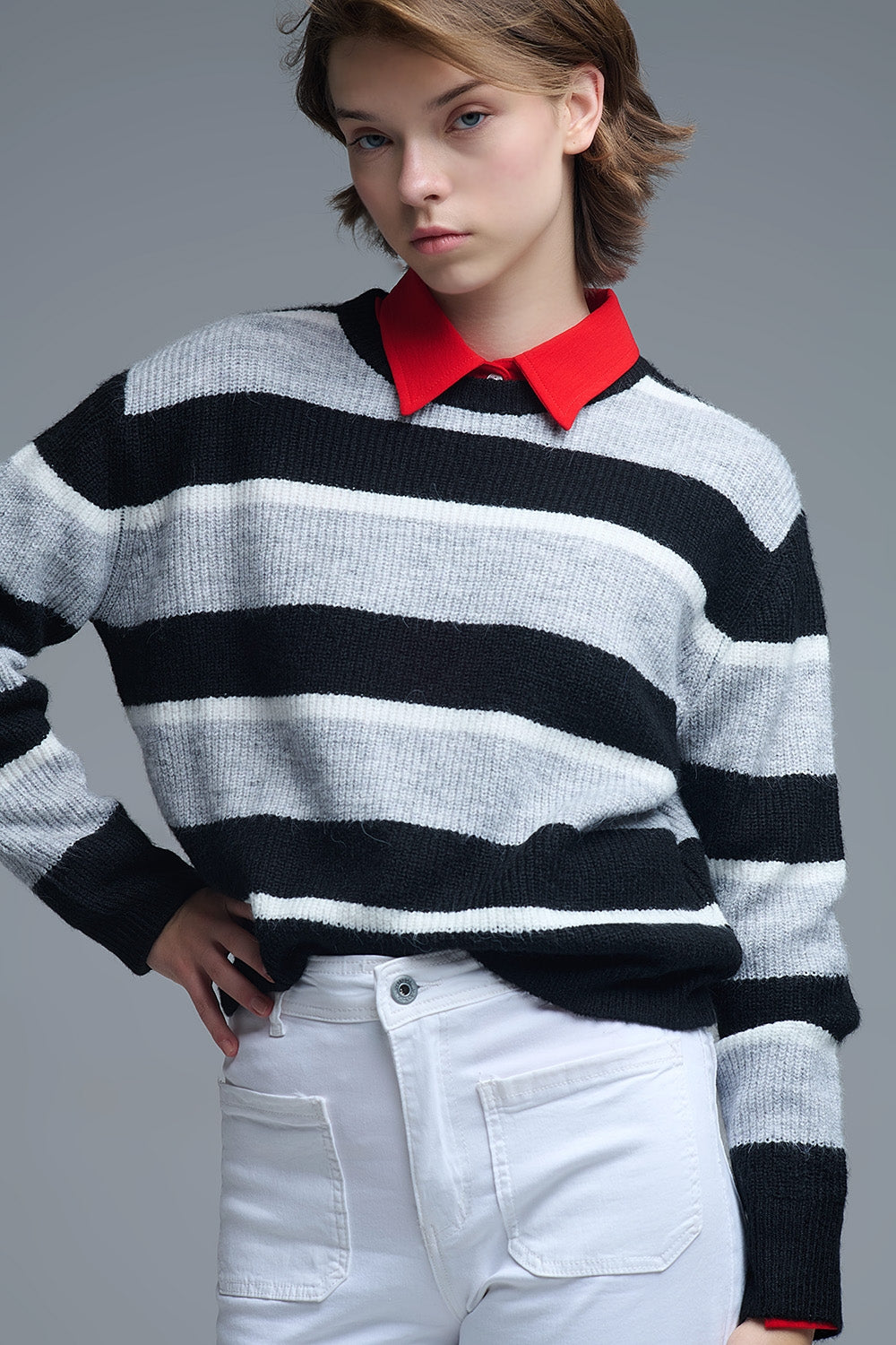 Maglia nera con strisce bianche e grigie