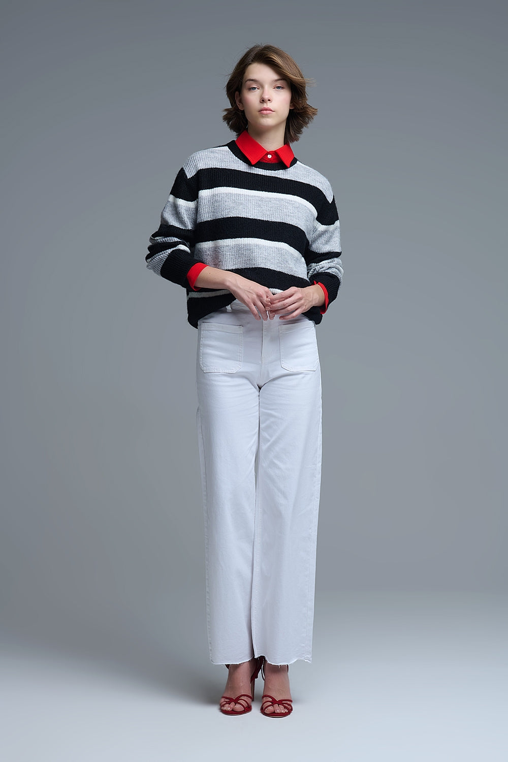 Maglia nera con strisce bianche e grigie