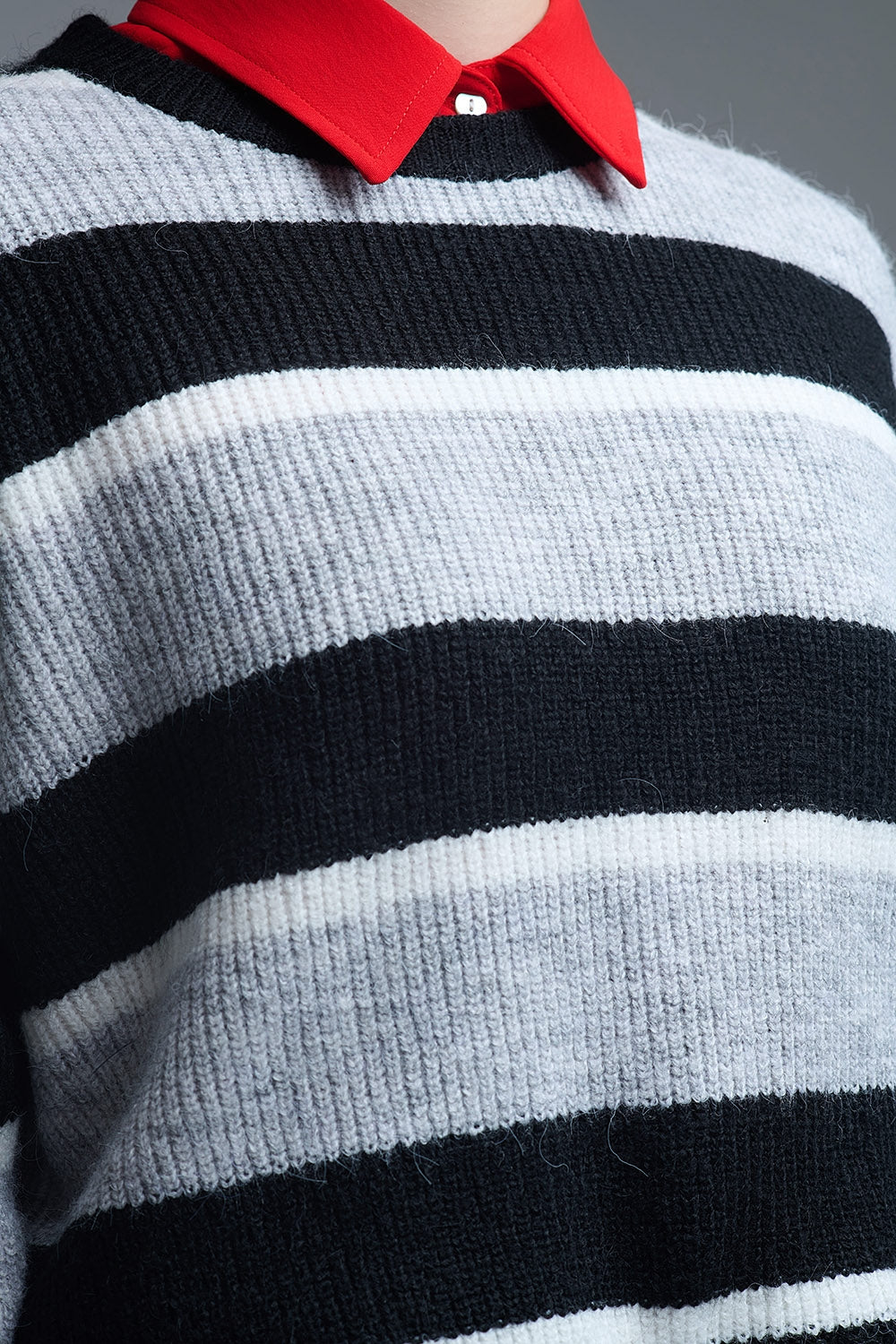 Maglia nera con strisce bianche e grigie