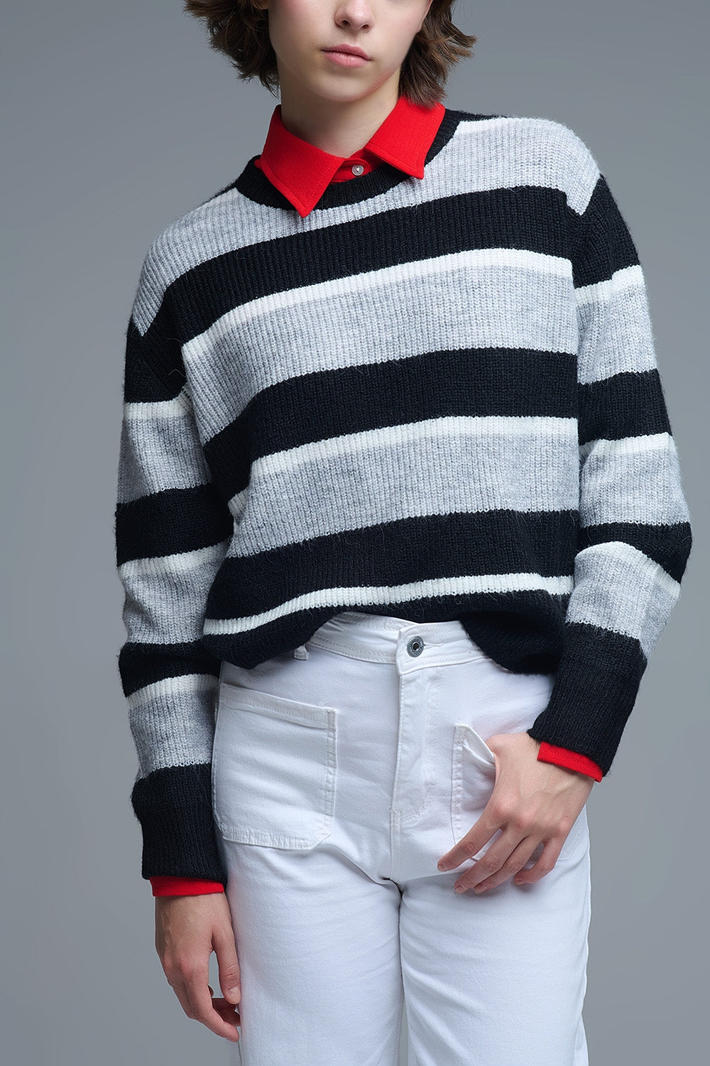 Q2 Maglia nera con strisce bianche e grigie