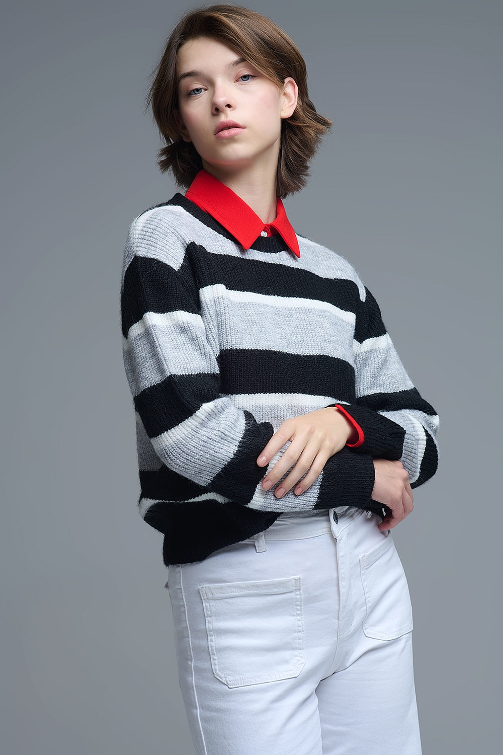 Maglia nera con strisce bianche e grigie