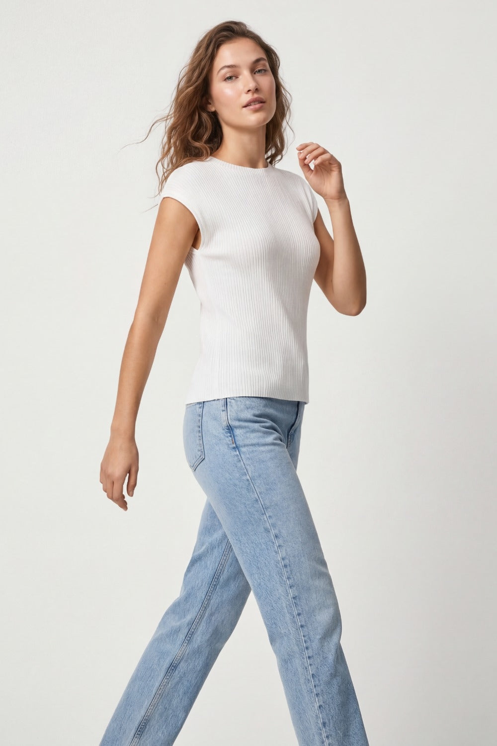 Maglia smanicata a coste a vestibilitˆ aderente in bianco