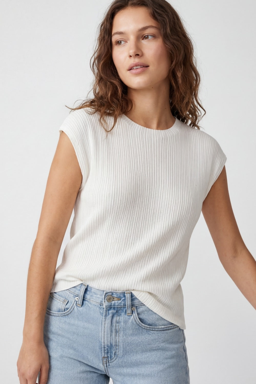 Maglia smanicata a coste a vestibilitˆ aderente in bianco