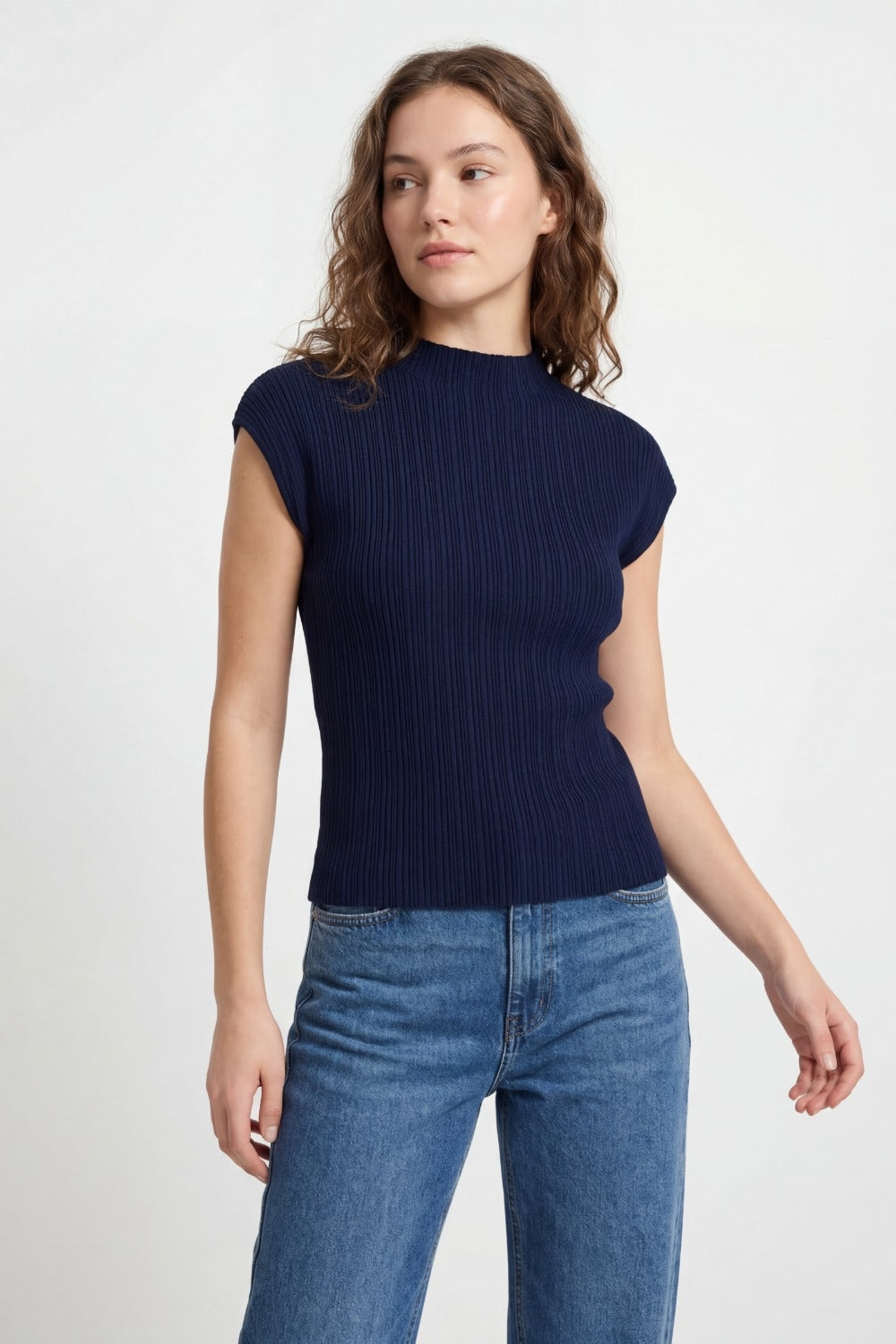 Maglia smanicata a coste blu navy con collo chiuso