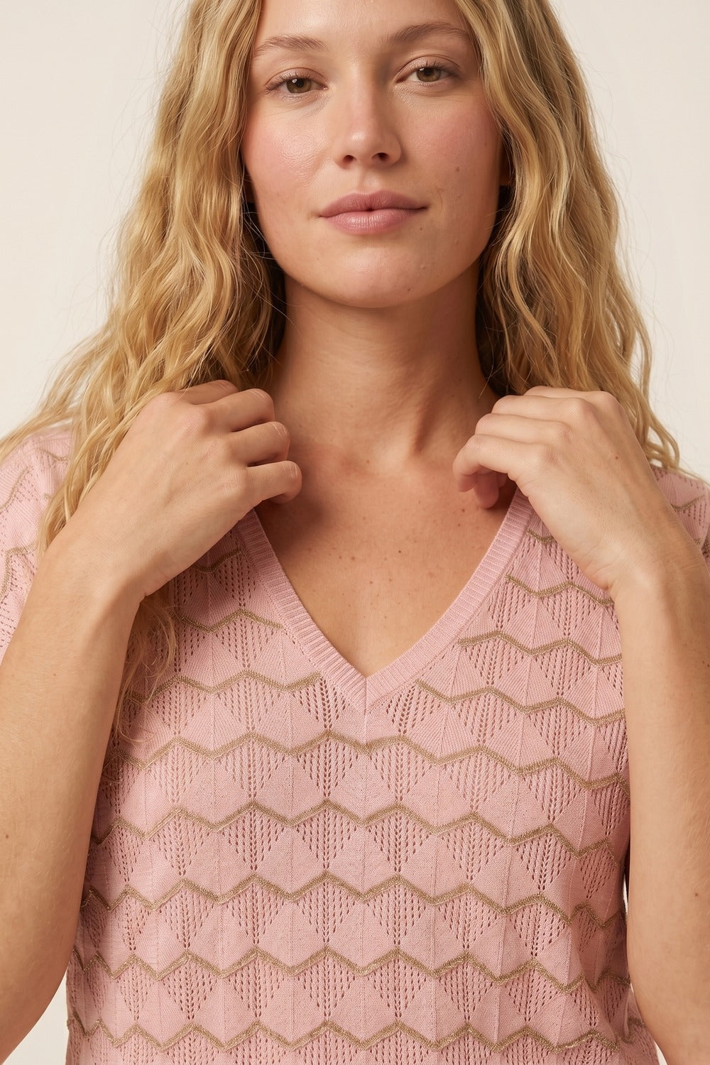 Maglia sottile rosa chiaro a chevron con scollo a V e maniche corte