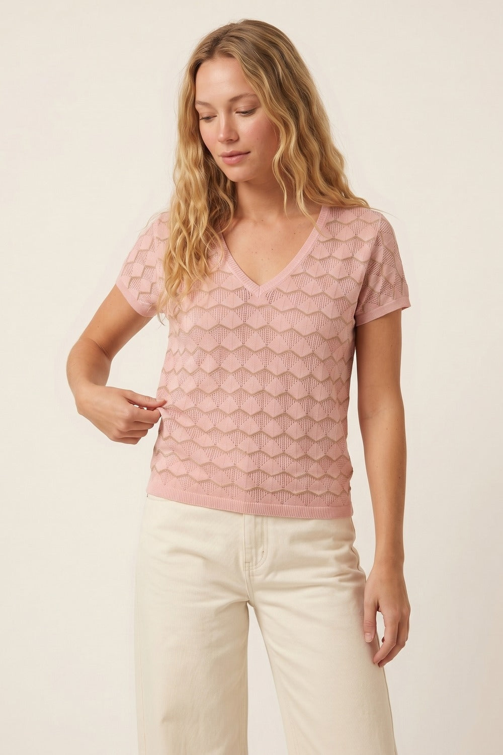 Maglia sottile rosa chiaro a chevron con scollo a V e maniche corte