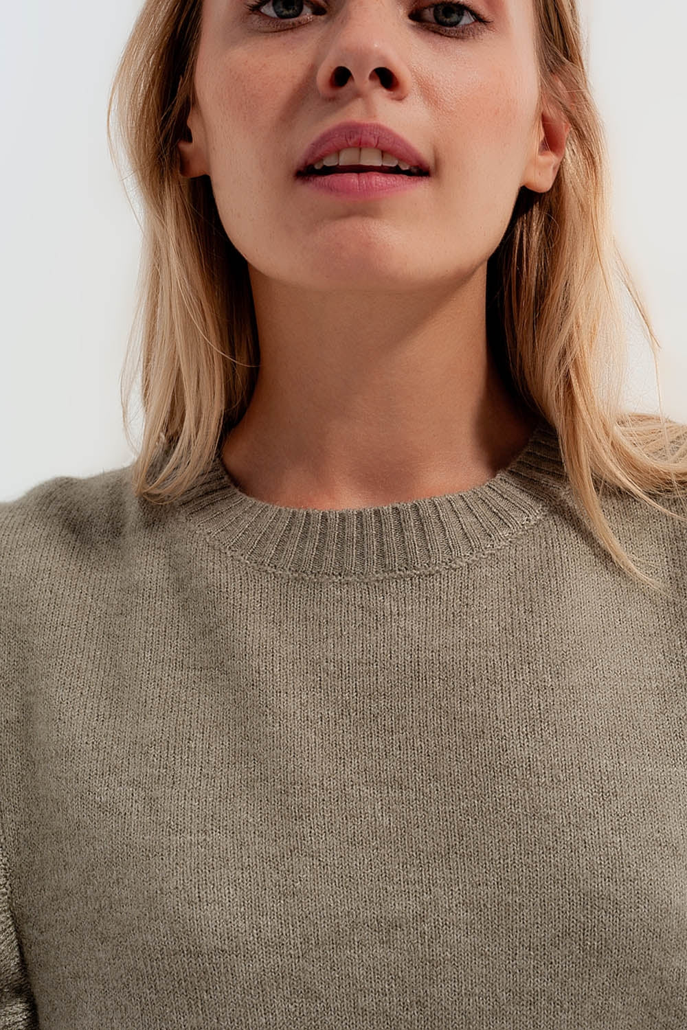 Maglia verde salvia con volant sul davanti