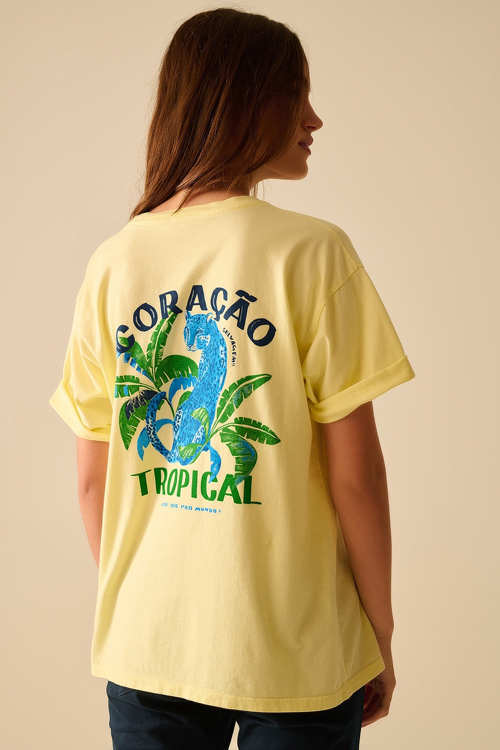 Maglietta gialla realizzata in Italia con stampa grafica tropicale