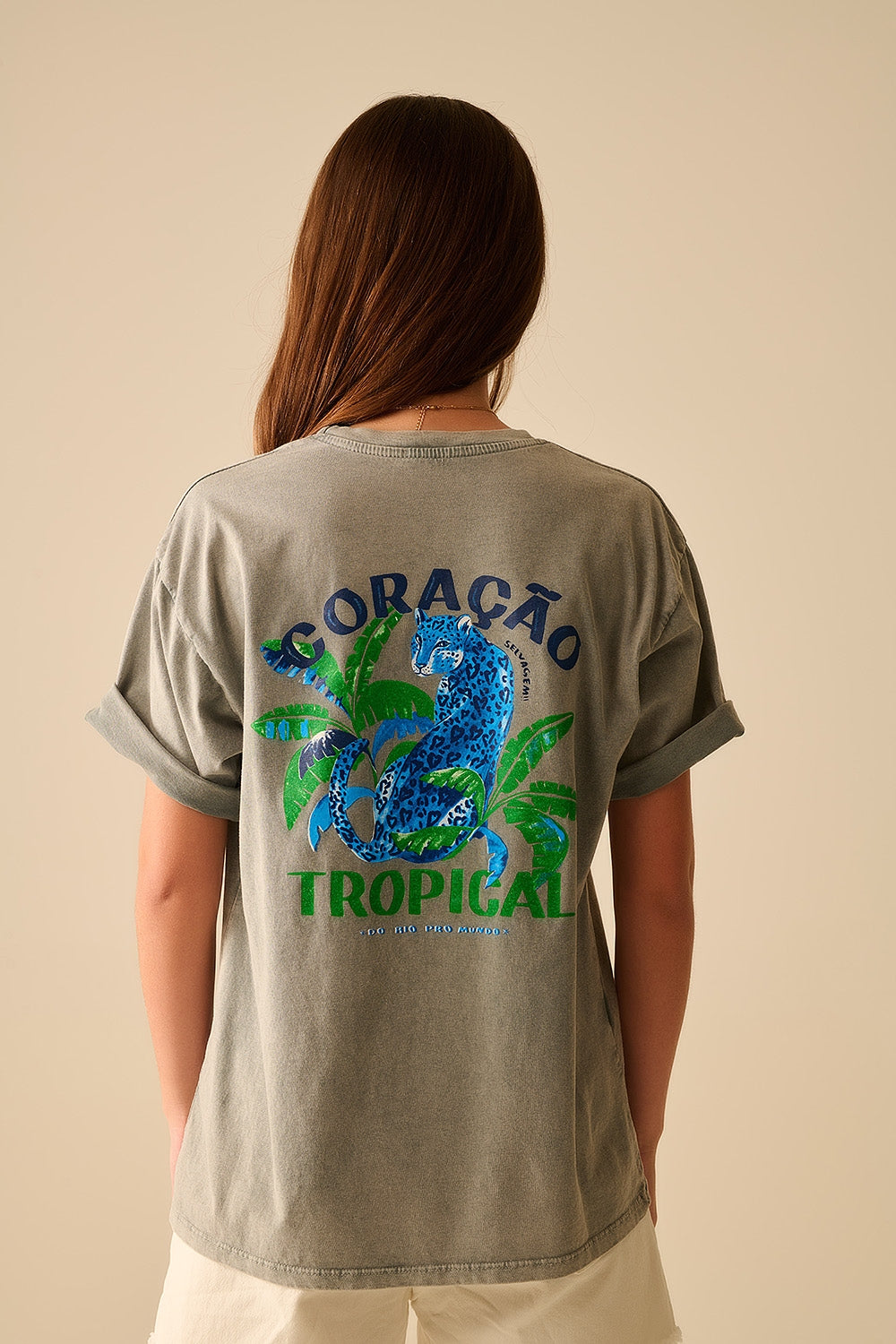 Maglietta grigia realizzata in Italia con stampa grafica tropicale