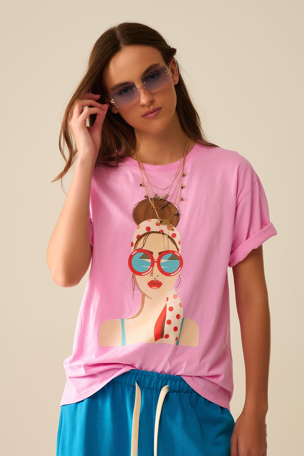 Q2 Maglietta rosa realizzata in Italia con grafica di ragazza vintage