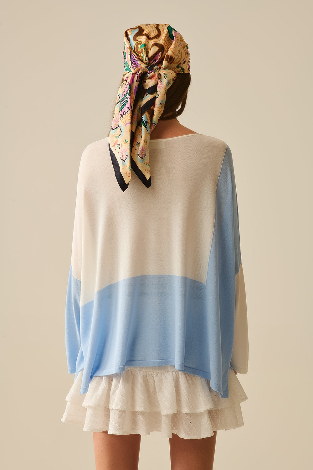 Maglione a blocchi di colore con ali di pipistrello in bianco e blu