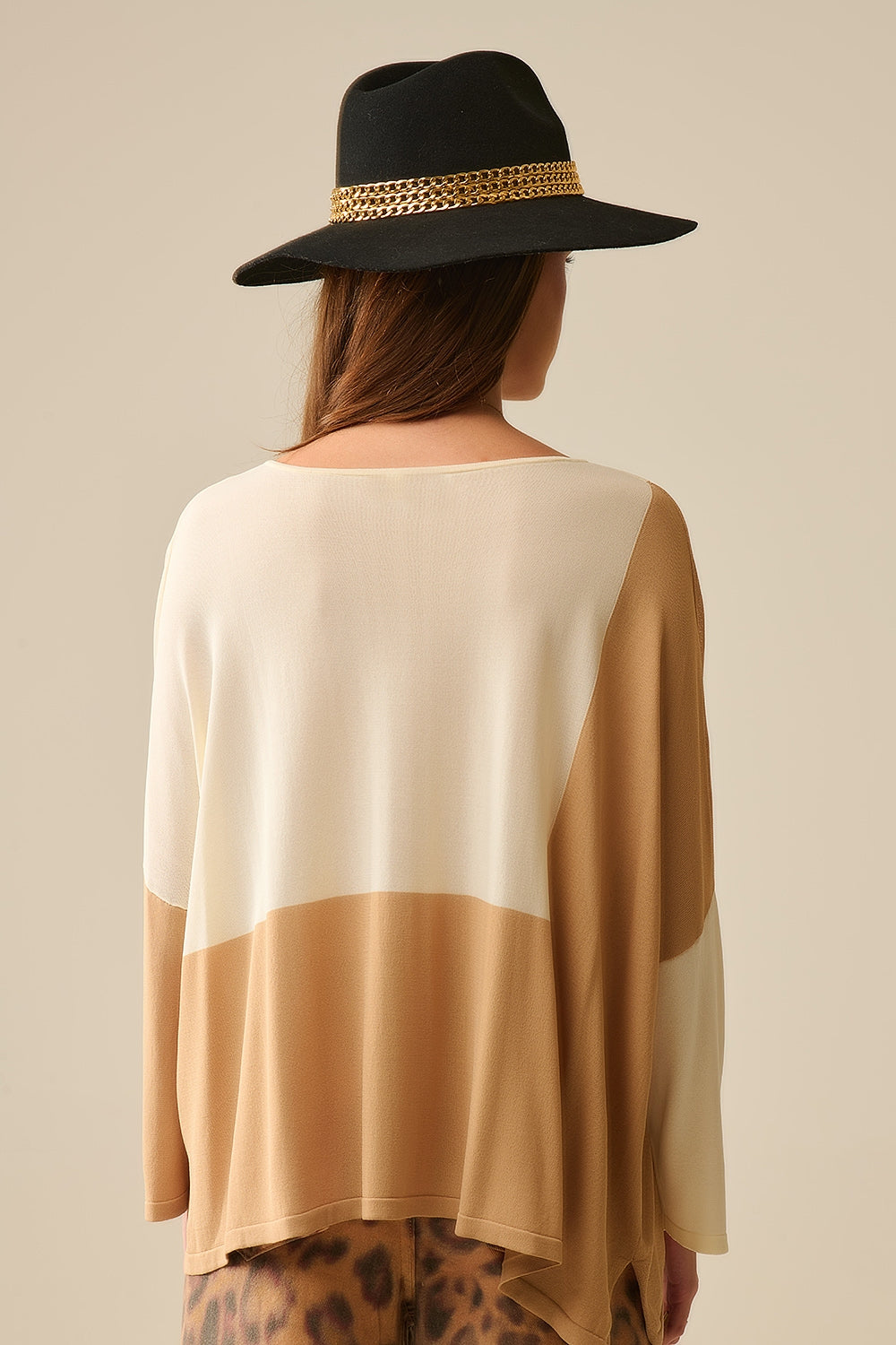 Maglione a blocchi di colore con ali di pipistrello in bianco e cammello