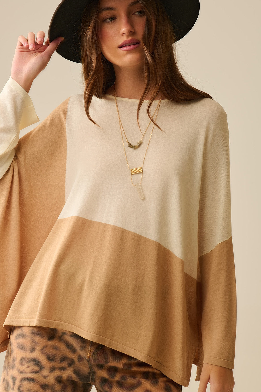 Maglione a blocchi di colore con ali di pipistrello in bianco e cammello