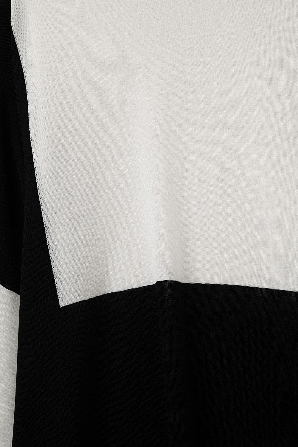 Maglione a blocchi di colore con ali di pipistrello in bianco e nero