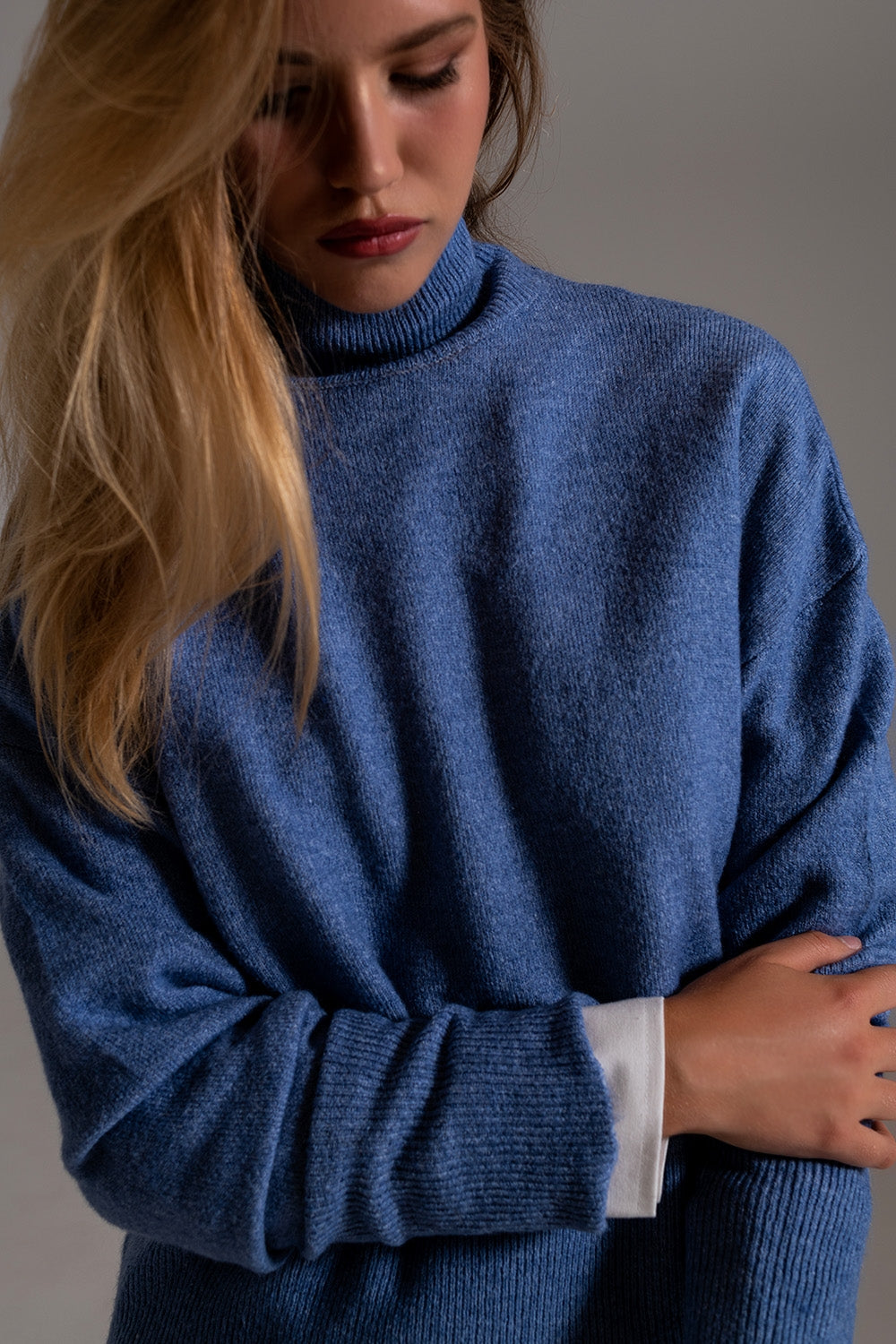 Maglione a collo alto blu in un tessuto a maglia morbida