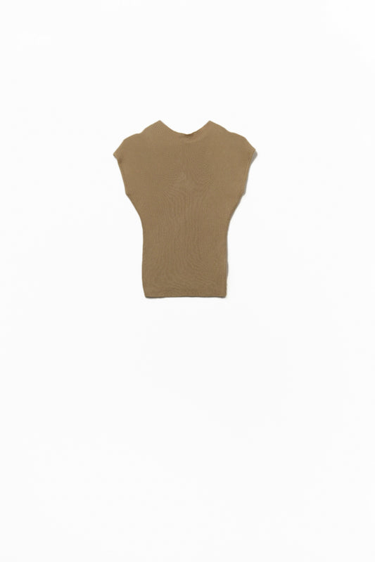 Q2 Maglione a coste con collo alto e maniche a cappuccio in cammello