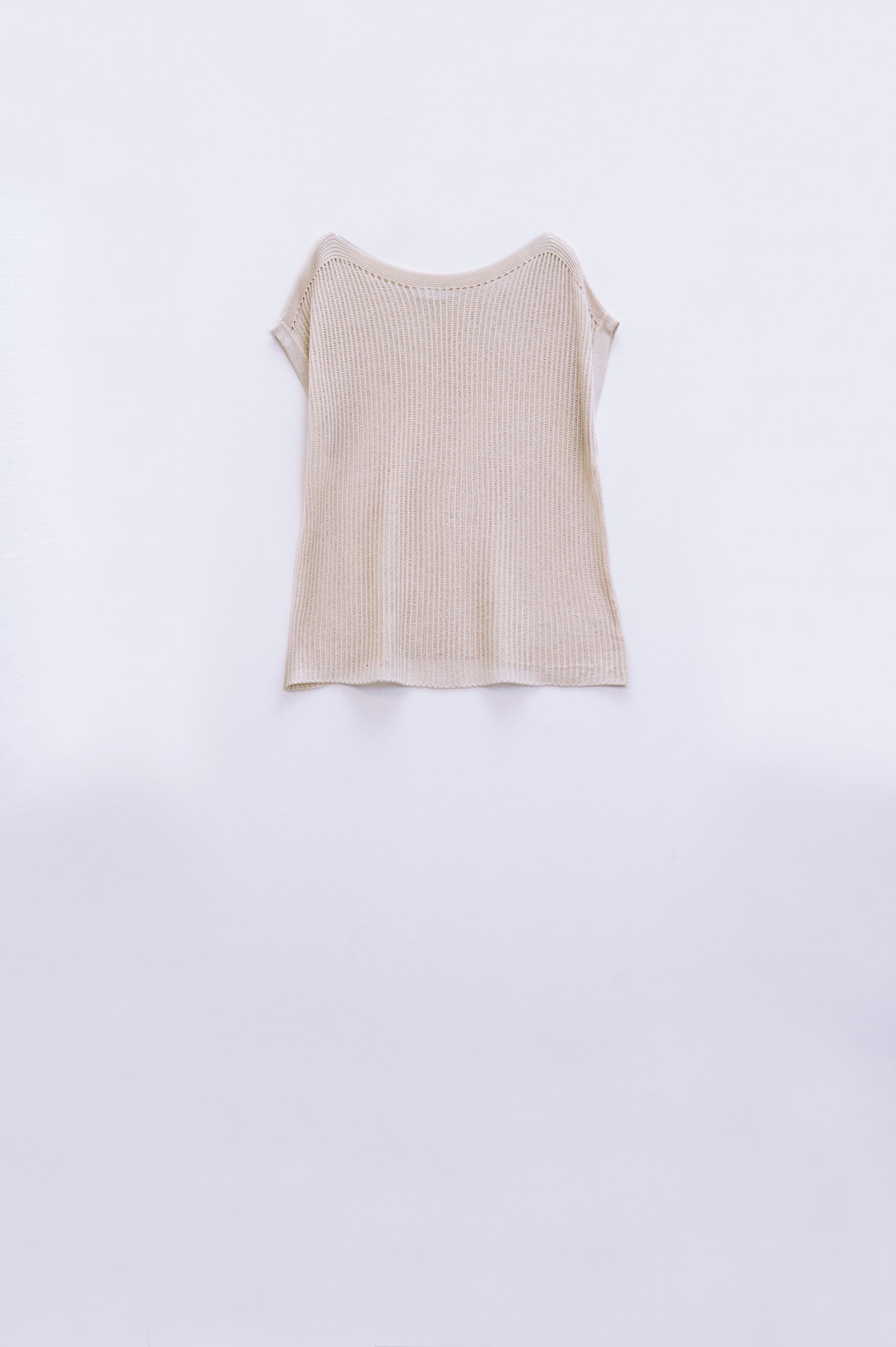 Maglione a coste con scollo a barca e maniche a cappuccio in beige