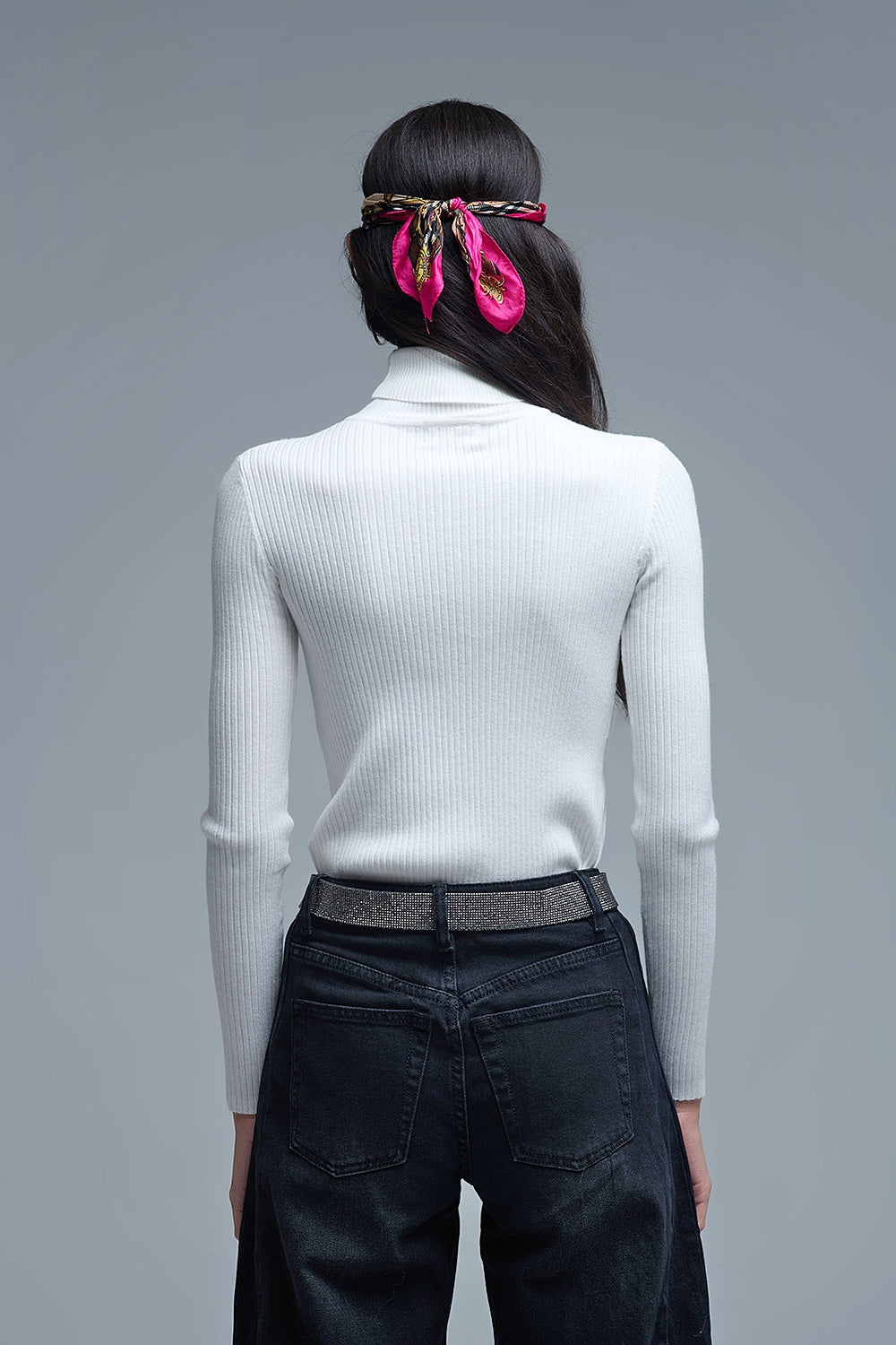 Maglione a coste con scollo a tartaruga arrotolato bianco