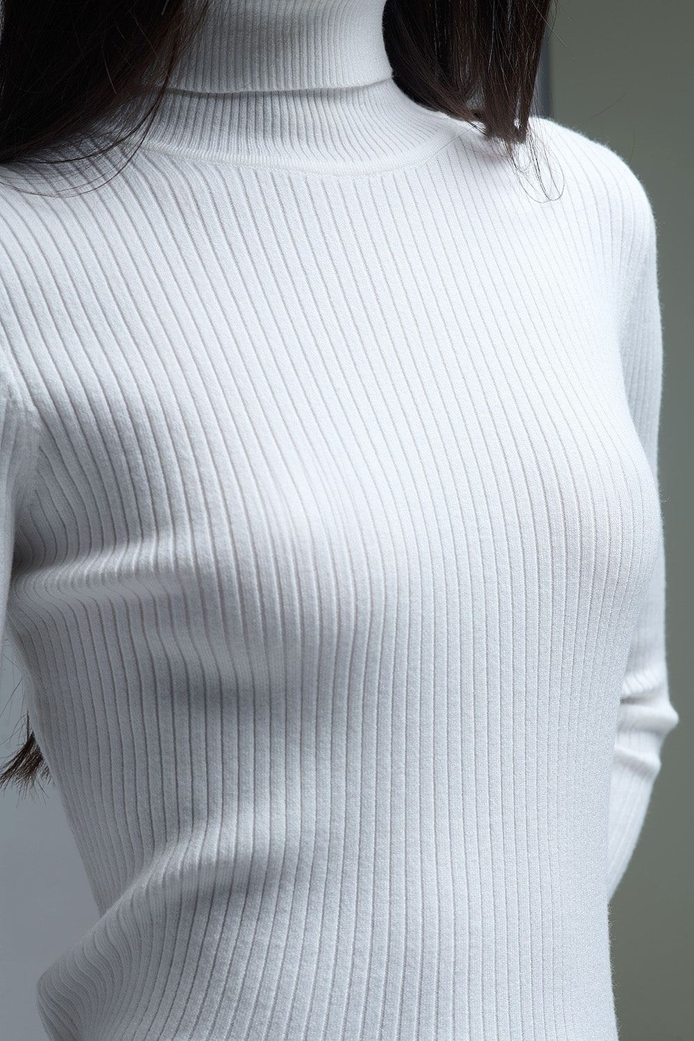 Maglione a coste con scollo a tartaruga arrotolato bianco
