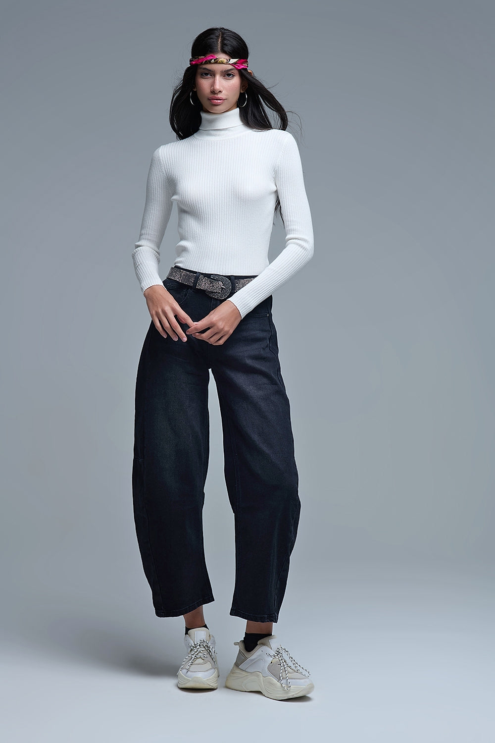 Maglione a coste con scollo a tartaruga arrotolato bianco