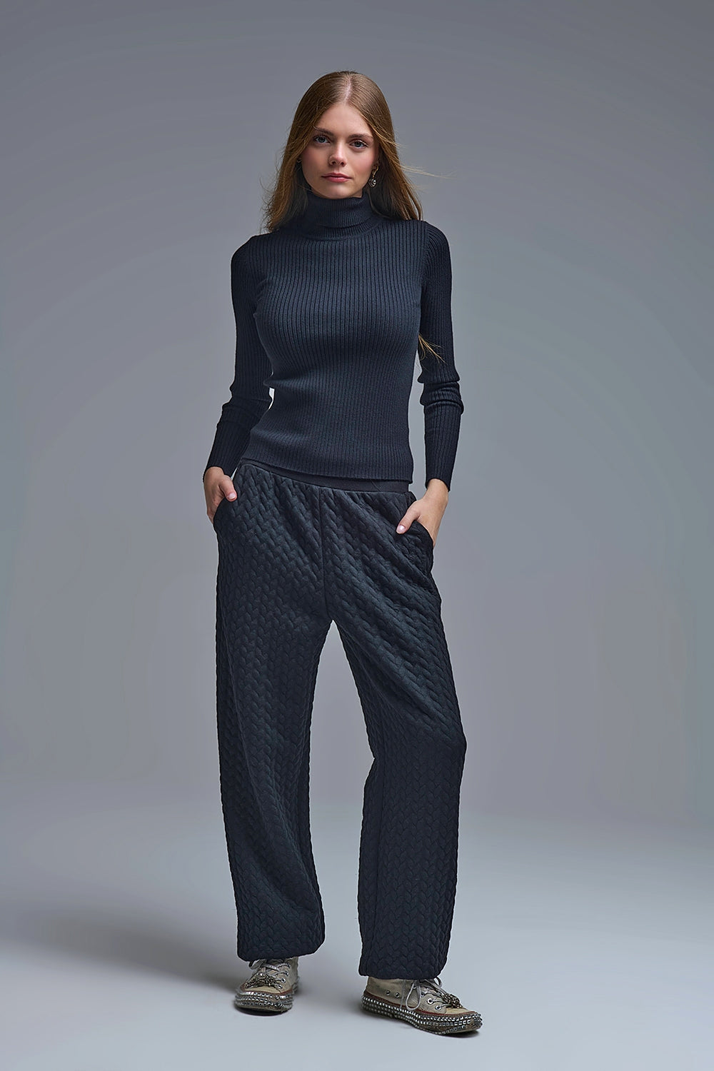 Maglione a coste con scollo a tartaruga arrotolato in nero