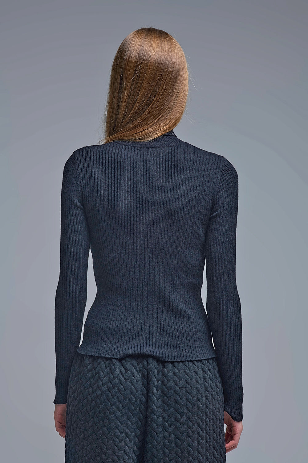 Maglione a coste con scollo a tartaruga arrotolato in nero