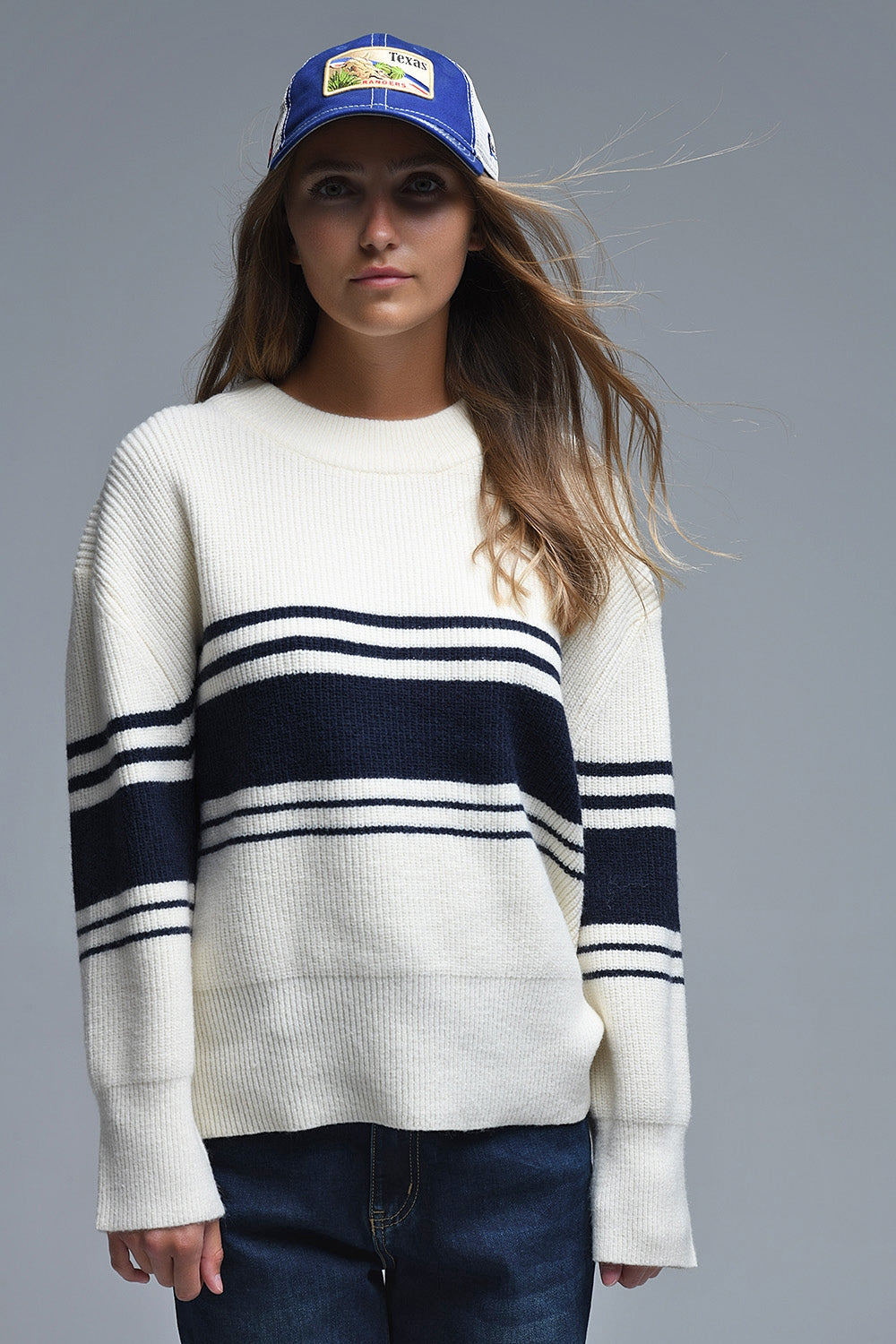 Maglione a costine color crema con strisce sul petto color navy