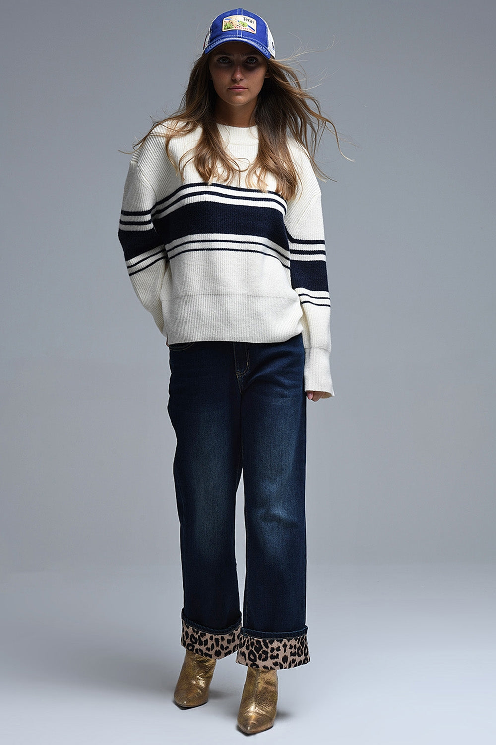 Maglione a costine color crema con strisce sul petto color navy