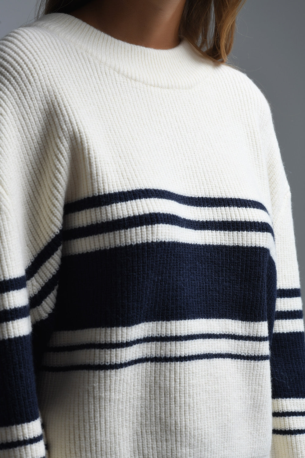 Maglione a costine color crema con strisce sul petto color navy