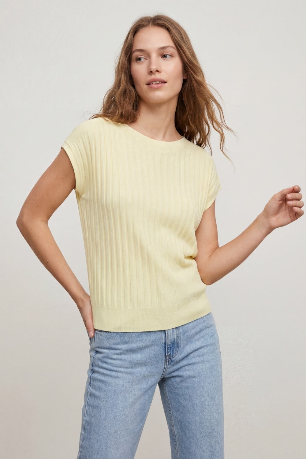 maglione a costine fine con scollo a barca di colore giallo