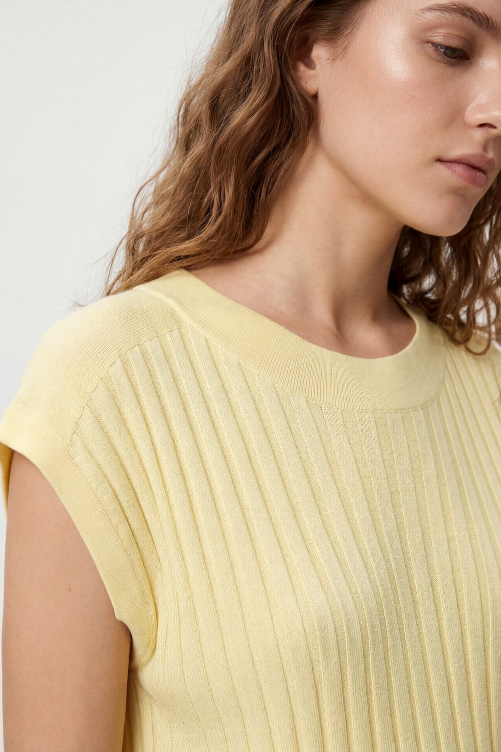 maglione a costine fine con scollo a barca di colore giallo