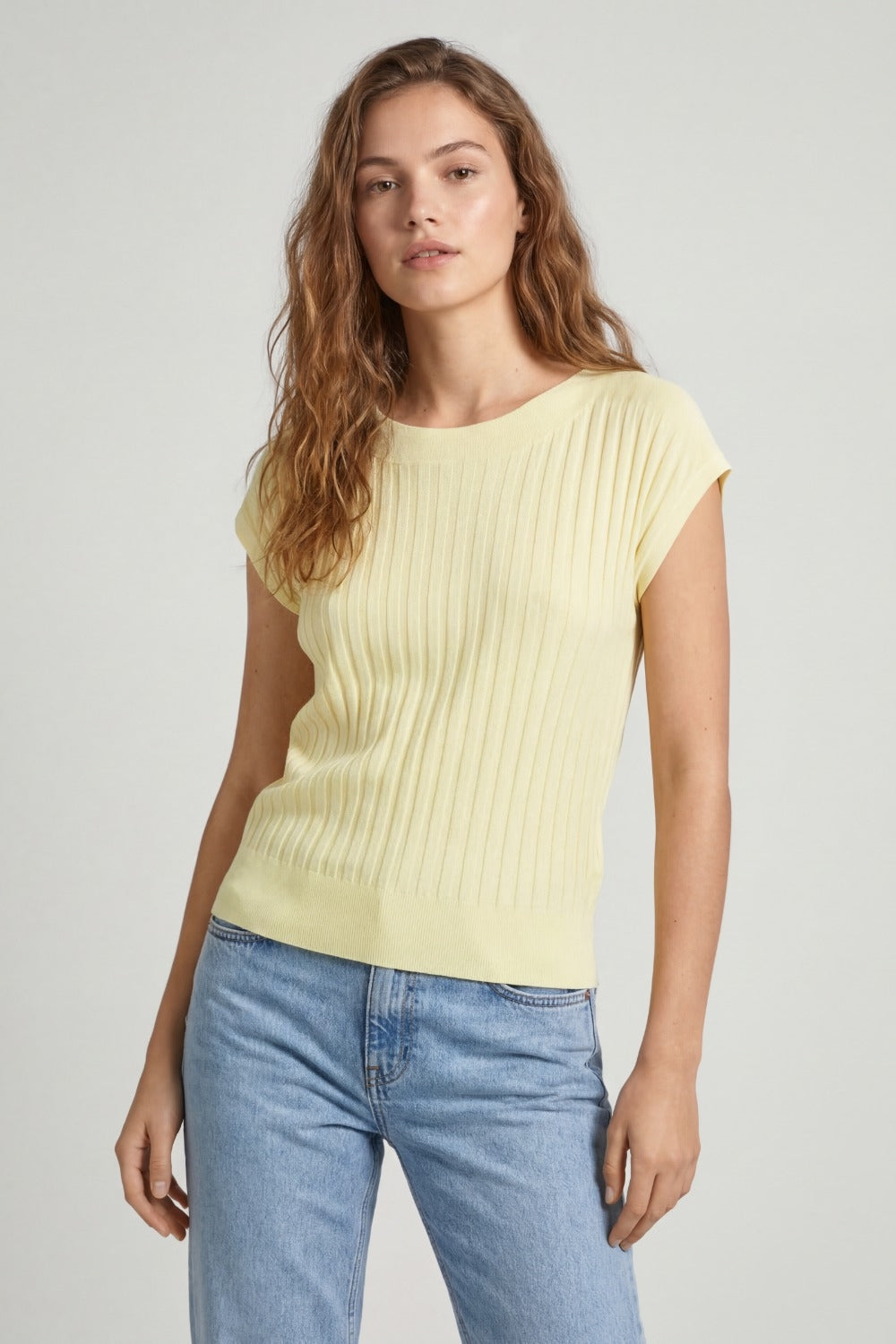 maglione a costine fine con scollo a barca di colore giallo