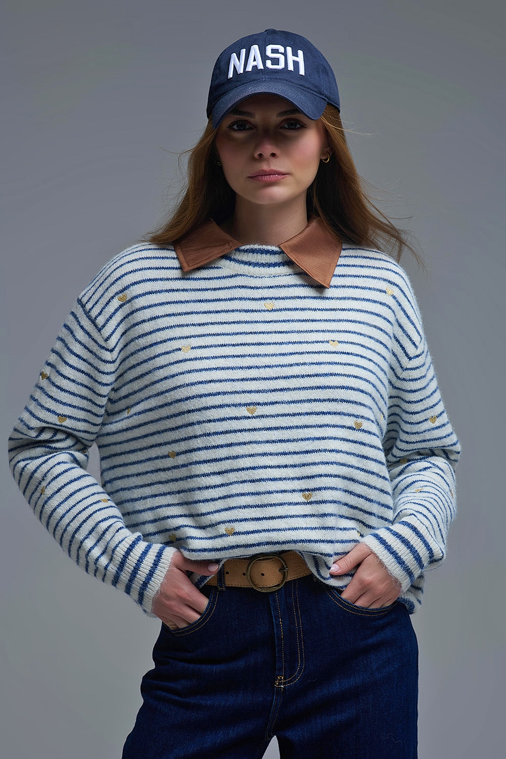 Maglione a maglia con strisce blu e cuore ricamato in oro