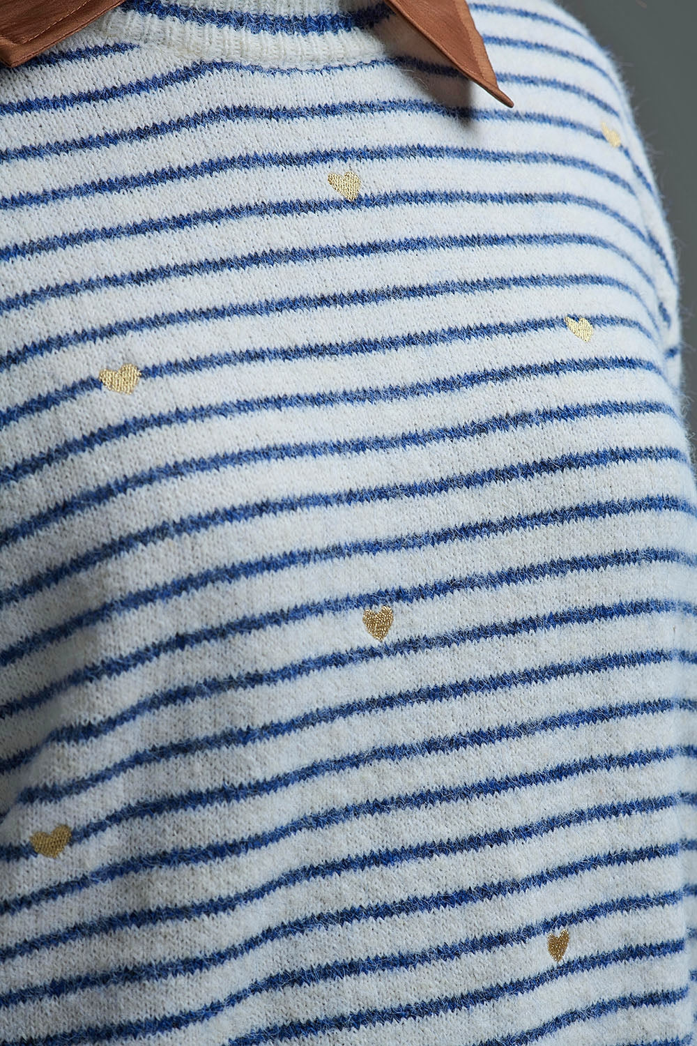 Maglione a maglia con strisce blu e cuore ricamato in oro