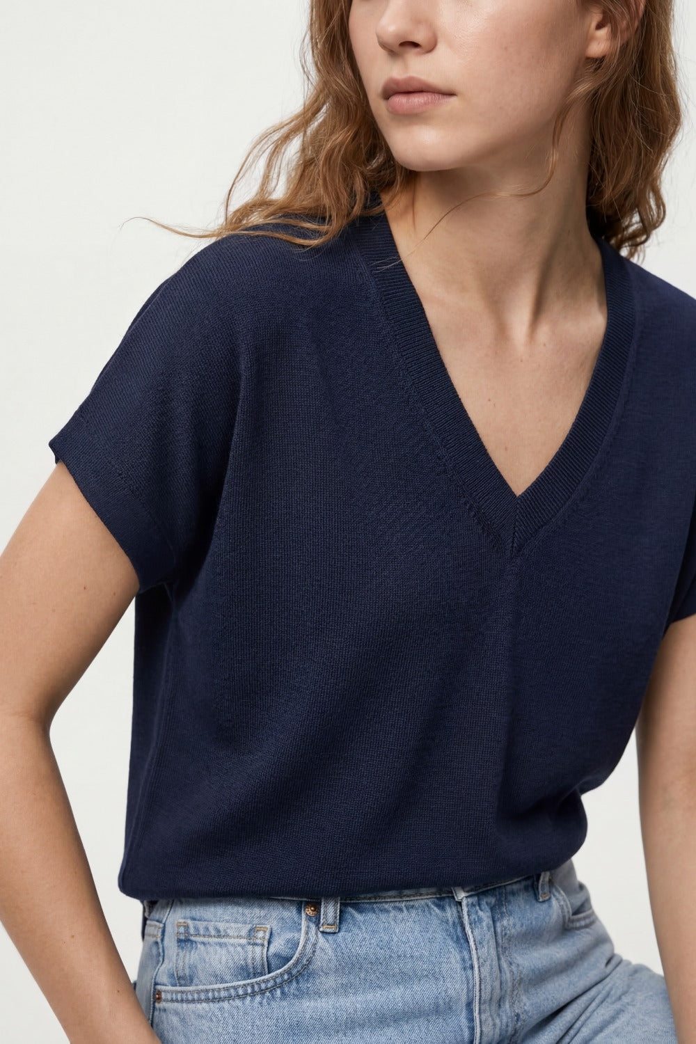Maglione a maglia fine con scollo a V e maniche corte in blu navy