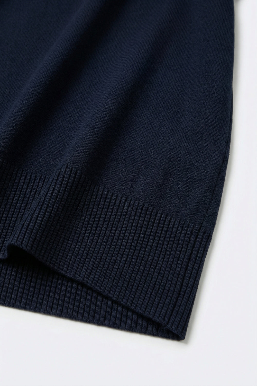 Maglione a maglia fine con scollo a V e maniche corte in blu navy