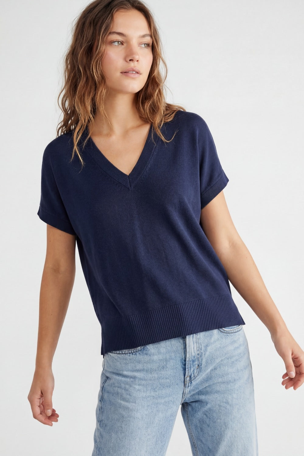 Maglione a maglia fine con scollo a V e maniche corte in blu navy