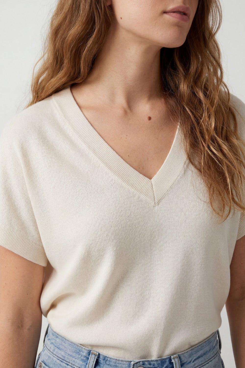 Maglione a maglia fine con scollo a V vestibilitˆ rilassata colore beige