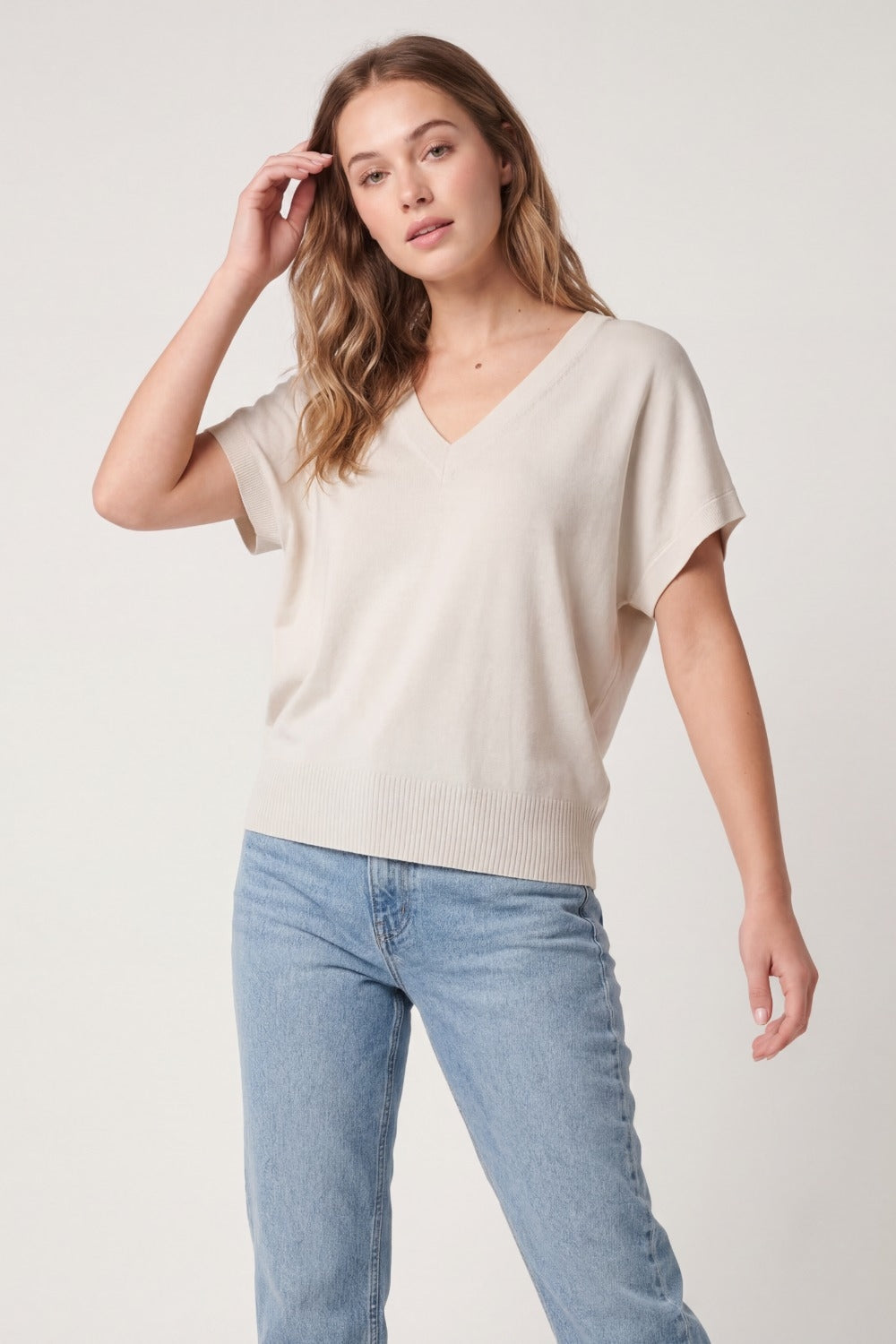 Maglione a maglia fine con scollo a V vestibilitˆ rilassata colore beige