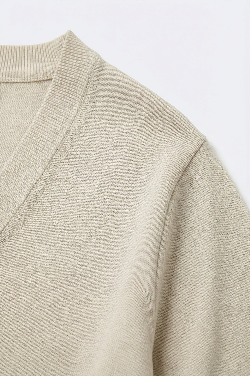 Maglione a maglia fine con scollo a V vestibilitˆ rilassata colore beige