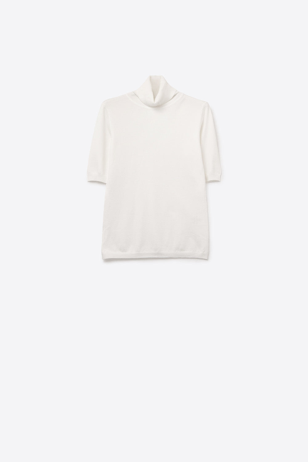 Q2 Maglione a maglia fine di colore bianco con collo alto e maniche al gomito