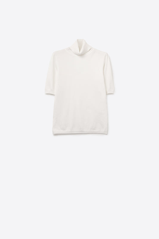 Q2 Maglione a maglia fine di colore bianco con collo alto e maniche al gomito