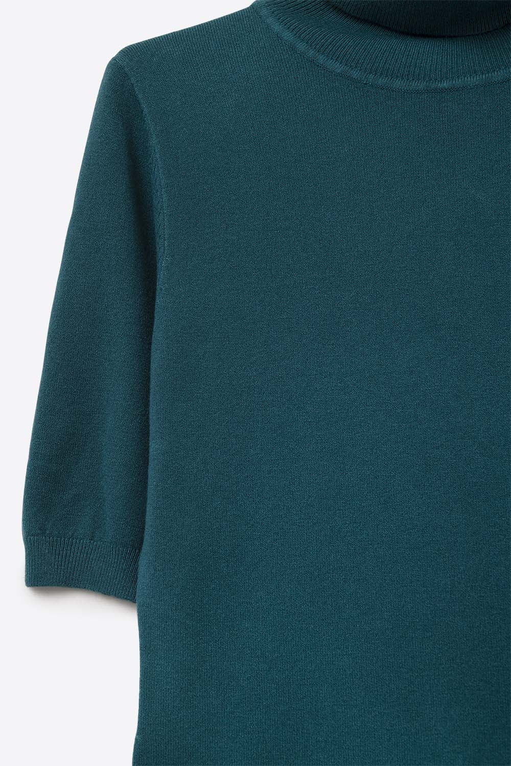Maglione a maglia fine di colore verde con collo alto e maniche al gomito