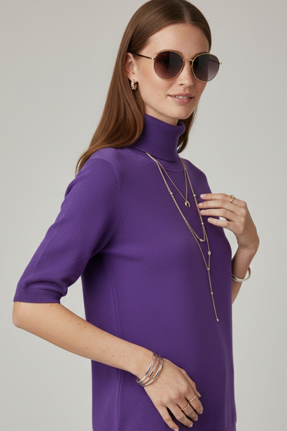 Maglione a maglia fine di colore viola con collo alto e maniche al gomito