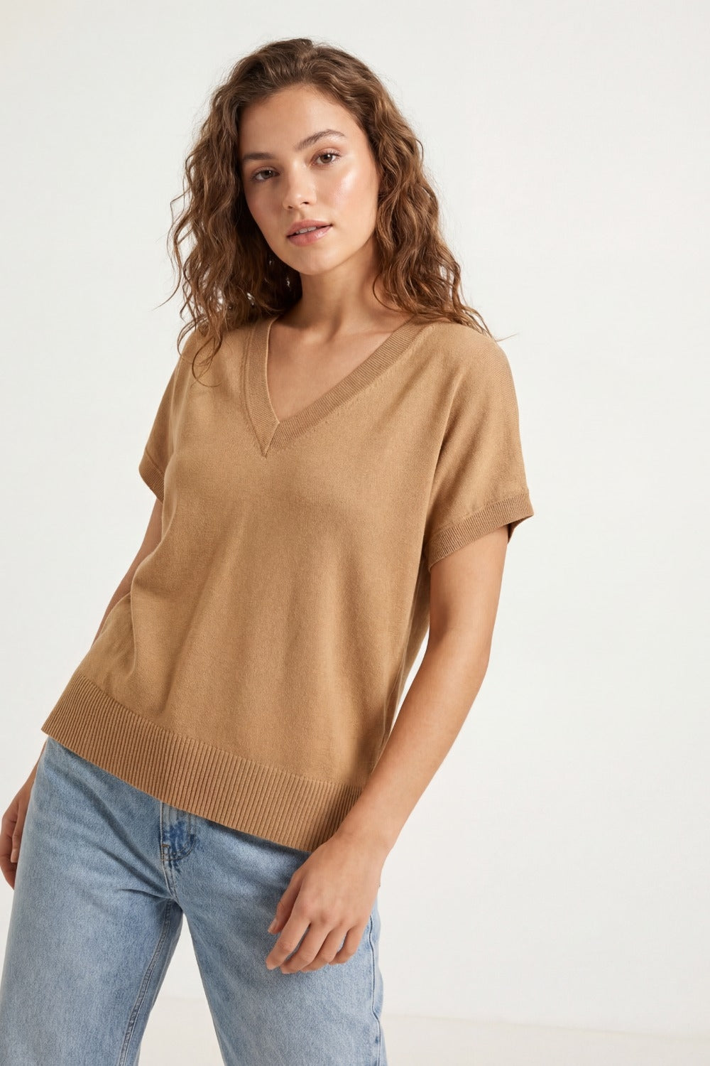 Maglione a maglia fine e leggera con ampio scollo a V in cammello