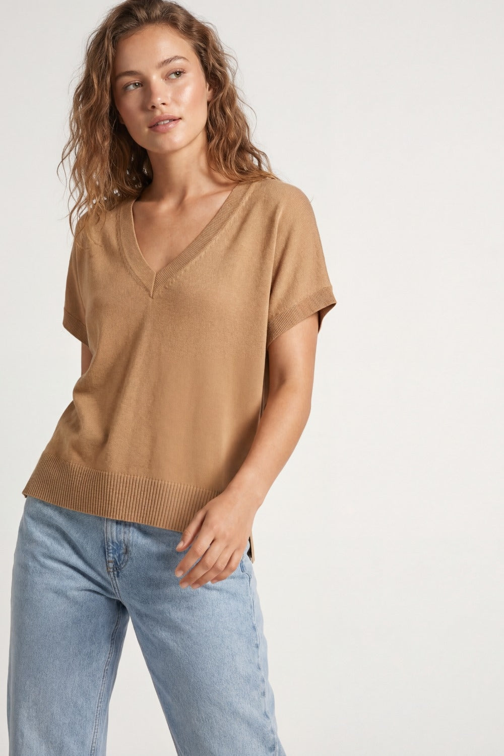 Maglione a maglia fine e leggera con ampio scollo a V in cammello
